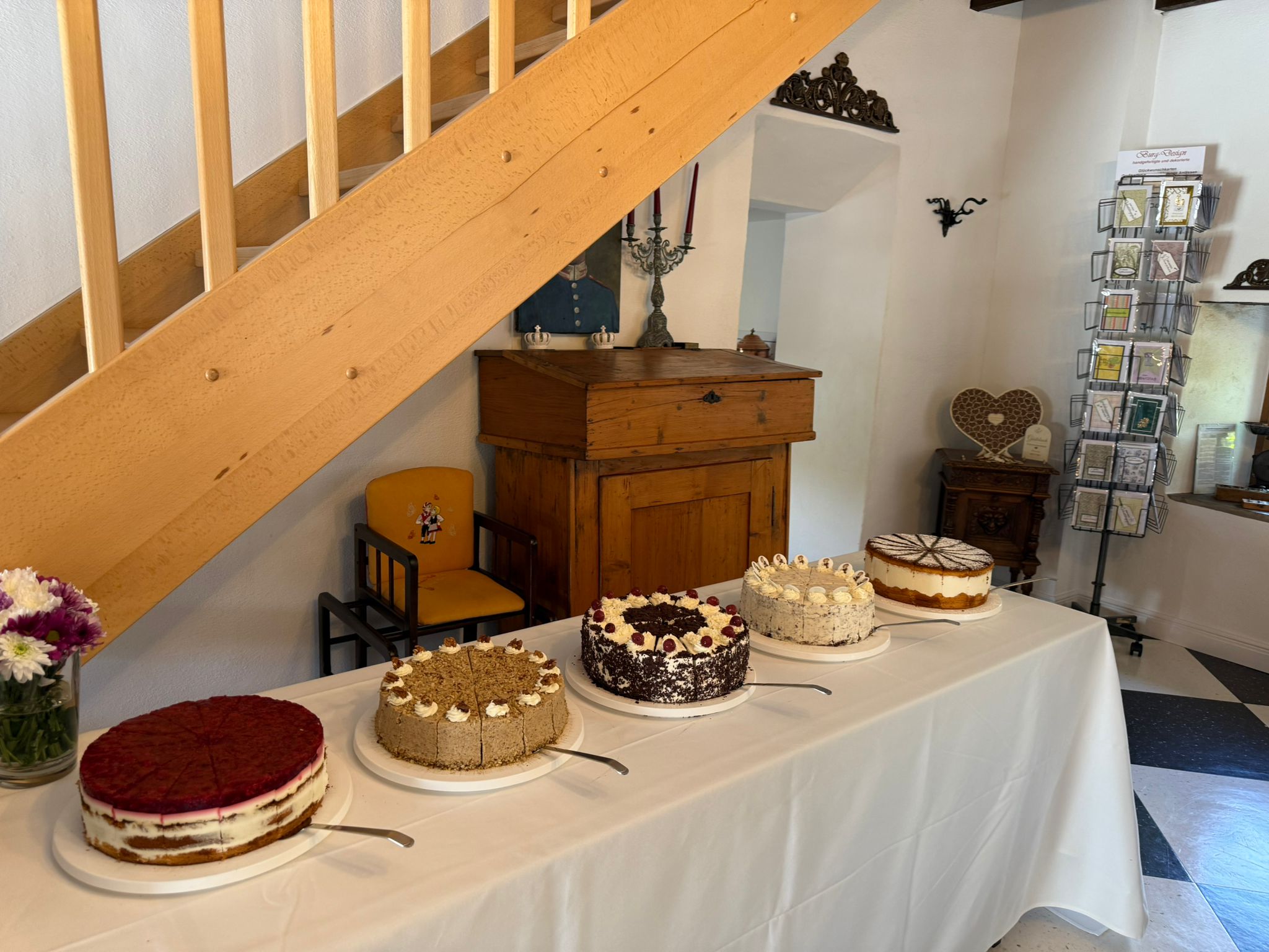 Frischer Kaffee und Kuchen
