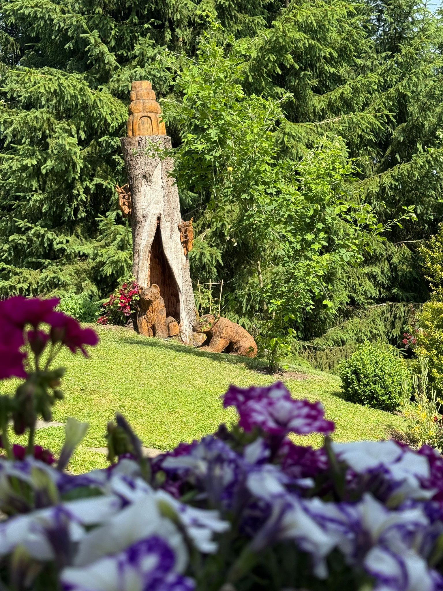 Holzskulptur mit Bären
