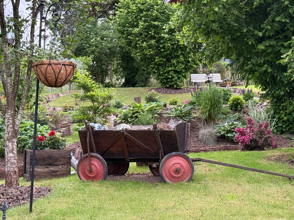 Helga Elisabeth Park mit historischem Handwagen und Gartenanlage